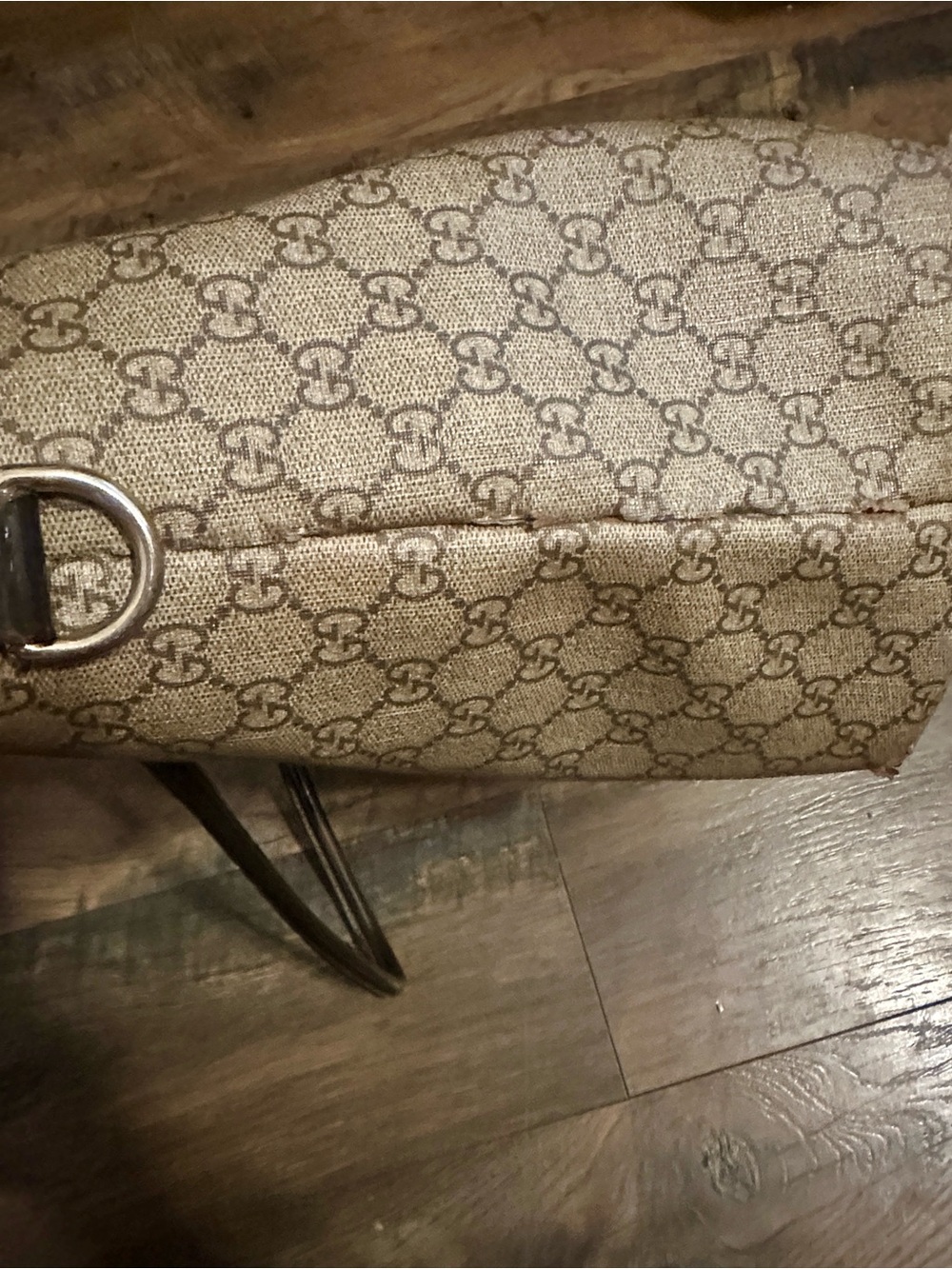 Gucci Beige GG Supreme Tote with Red Rose Heart Graphic - Picture 9 of 16